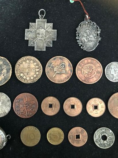 null Lot of silver, copper and bronze coins and medals including: 

- 1 mace 4.4...