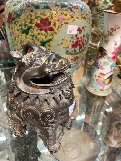 null CHINA, 20th century
Perfume burner in the shape of a chimera in patinated bronze....