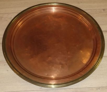 null Large circular tray in copper and brass.
(Chocs.)
Diam.: 63 cm