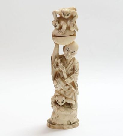 null JAPAN, circa 1900.
Okimono in marine ivory representing a character assaulted...
