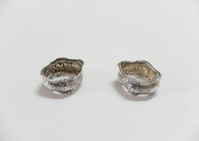 null Pair of oval silver quadripod saltbushes, one glass interior missing.
(Shocks.)
Weight:...