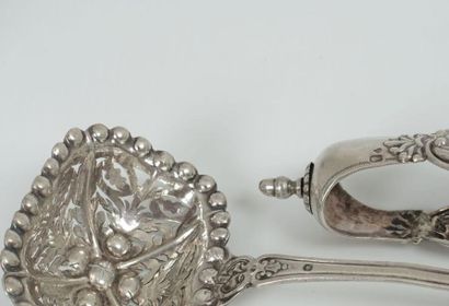 null Silver lot including:
- a sugar tongs.
- a monogrammed sprinkling spoon.
Minerva...