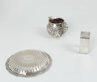 null Silver lot including: 
- A PUIFORCAT saucer with torso side.
- A tea strainer....