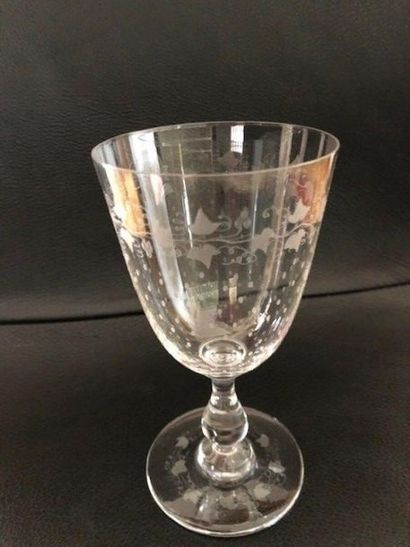 null Crystal service engraved with vine leaves including: 
- Nine standing water...