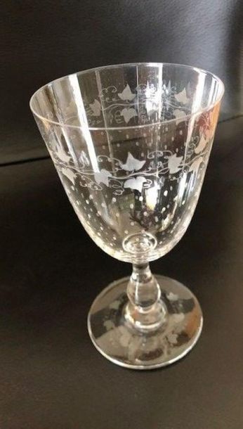 null Crystal service engraved with vine leaves including: 
- Nine standing water...