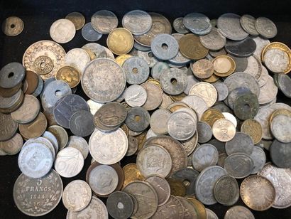 null Reunion of about 200 coins:
Coins of the 18th and 19th centuries and miscellaneous,...