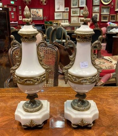 null Pair of white marble and bronze cassolettes. 
Louis XVI style 
Top. : 35 cm...