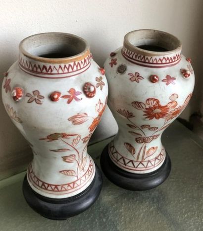 null CHINA
Pair of small white porcelain baluster vases with red floral decoration...