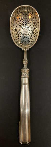 null Silver sprinkling spoon.
Filled silver handle.
Restoration period. 
Weight:...