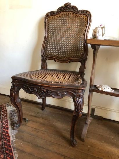 null Cane chair in wood richly carved with flowers, curved legs.
Louis XV period.
(Accident...