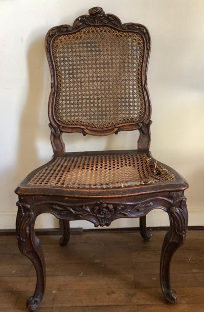 null Cane chair in wood richly carved with flowers, curved legs.
Louis XV period.
(Accident...