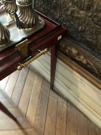 null Mahogany veneered tea table with brass frame. 
Art Deco period.
(Accidents.)
Top....