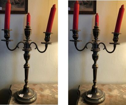 null Pair of three-armed candelabra in silver metal
Top. : 41 cm 

A pair of gold...