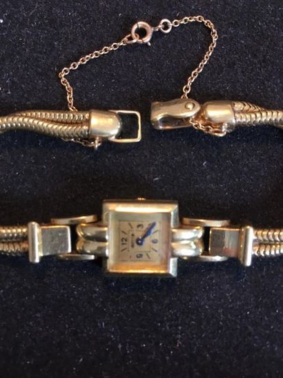 null JAEGER.
Montre bracelet de dame en or jaune 750 millièmes, la montre de forme...