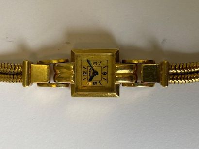 null JAEGER.
Montre bracelet de dame en or jaune 750 millièmes, la montre de forme...