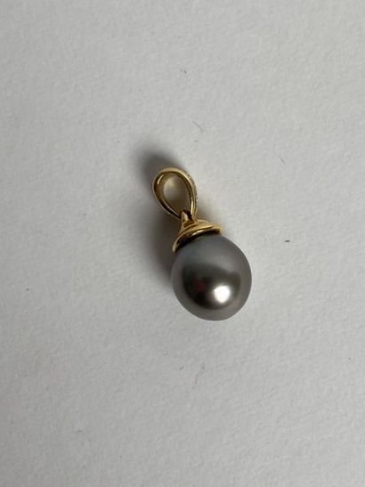 null Collier souple en or jaune 750 millièmes retenant en pendentif une perle de...
