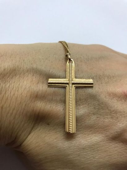 null Collier articulé en or jaune 750 millièmes retenant en pendentif une croix également...