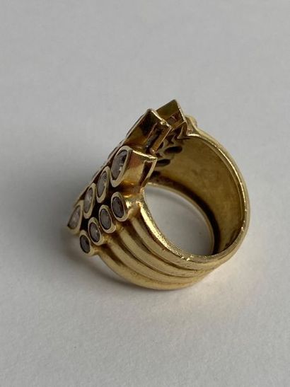 null Bague en or jaune 750 millièmes à décor de godrons, le centre orné de pierres...