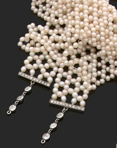 Large sautoir composé de perles fines tressées,...