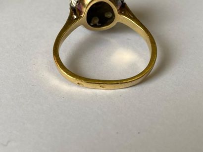 null Two-tone 750 thousandths gold ring decorated with an oval sapphire in the centre...