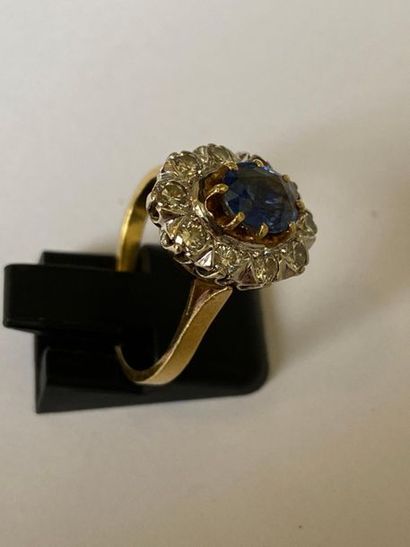 null Two-tone 750 thousandths gold ring decorated with an oval sapphire in the centre...