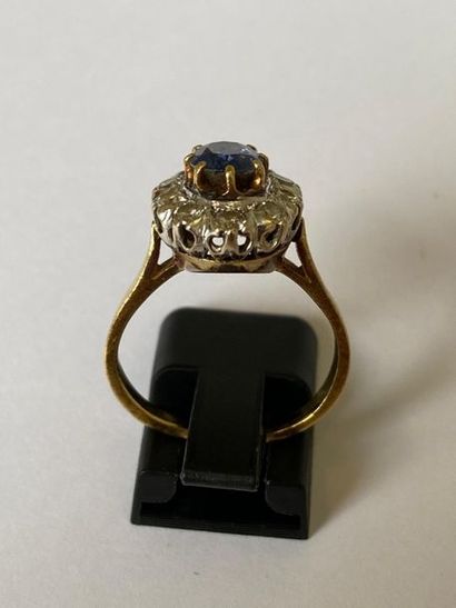 null Two-tone 750 thousandths gold ring decorated with an oval sapphire in the centre...