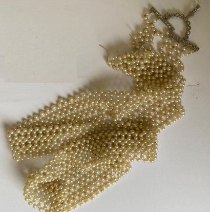 null Large sautoir composé de perles fines tressées, le centre orné d'un mousqueton...