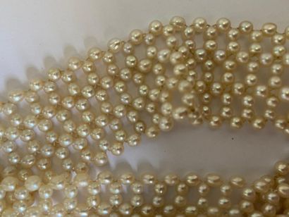null Large sautoir composé de perles fines tressées, le centre orné d'un mousqueton...