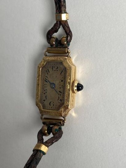 null Montre-bracelet de dame, la montre de forme rectangulaire en or jaune 585 millièmes,...