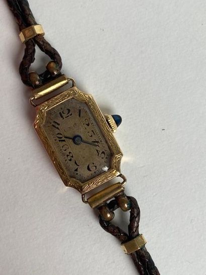 null Montre-bracelet de dame, la montre de forme rectangulaire en or jaune 585 millièmes,...