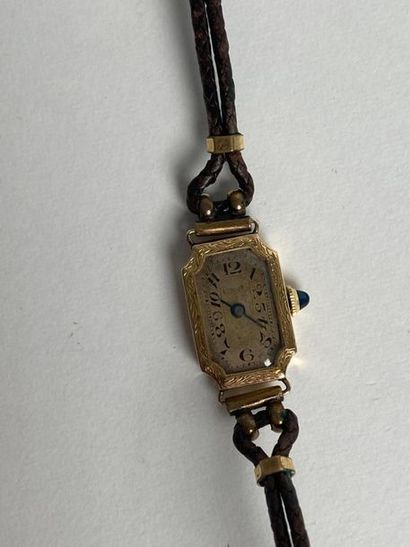 null Montre-bracelet de dame, la montre de forme rectangulaire en or jaune 585 millièmes,...