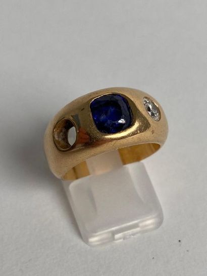 null Bague en or jaune 750 millièmes ornée au centre d'un saphir et d'un diamant...