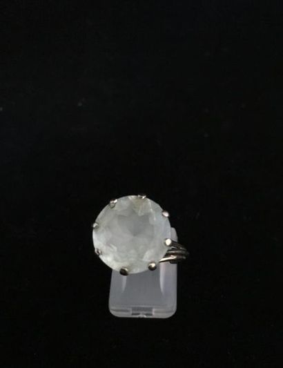 null Ring in white gold 750 thousandths decorated with a round aquamarine.
Finger...