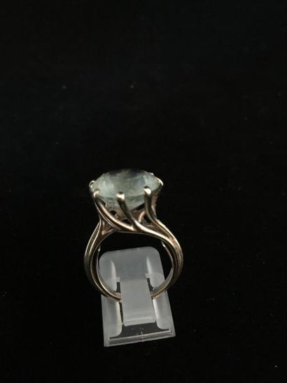 null Ring in white gold 750 thousandths decorated with a round aquamarine.
Finger...