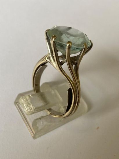 null Ring in white gold 750 thousandths decorated with a round aquamarine.
Finger...