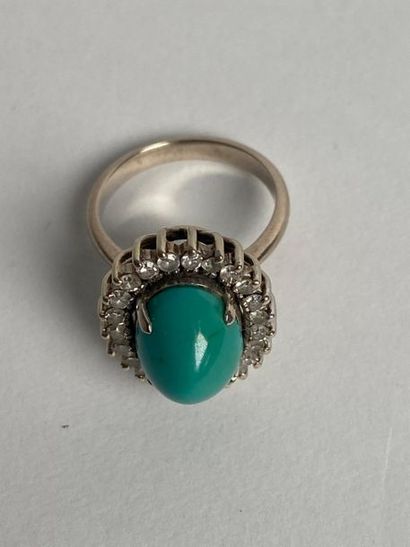 null Bague ornée d'une turquoise cabochon dans un entourage de diamants taillés en...