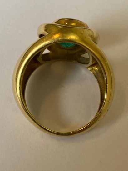 null Bague en or jaune 750 millièmes, le centre ajouré orné d'une émeraude ovale...