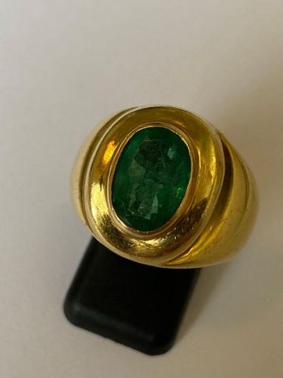 null Bague en or jaune 750 millièmes, le centre ajouré orné d'une émeraude ovale...