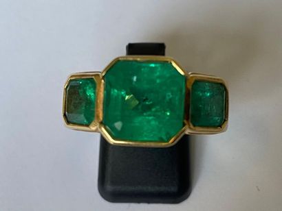 null 750-thousandths yellow gold ring set with three rectangular emeralds with cut-off...