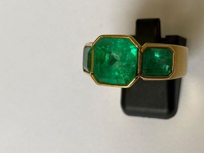 null 750-thousandths yellow gold ring set with three rectangular emeralds with cut-off...