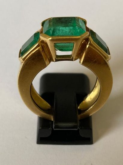 null 750-thousandths yellow gold ring set with three rectangular emeralds with cut-off...