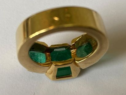 null 750-thousandths yellow gold ring set with three rectangular emeralds with cut-off...