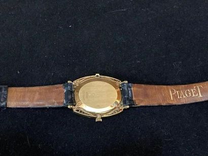 null PIAGET.
Montre bracelet de dame, la montre de forme ovale en or jaune 750 millièmes,...