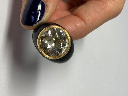 null Bague dôme en or jaune 750 millièmes laqué noir, ornée d'un diamant rond demi-taille...