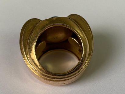 null Bague en or jaune 750 millièmes à décor géométrique, le centre orné d'une pierre...