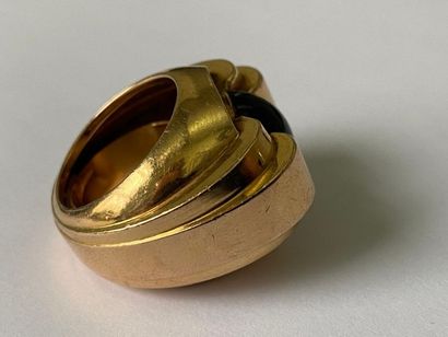 null Bague en or jaune 750 millièmes à décor géométrique, le centre orné d'une pierre...