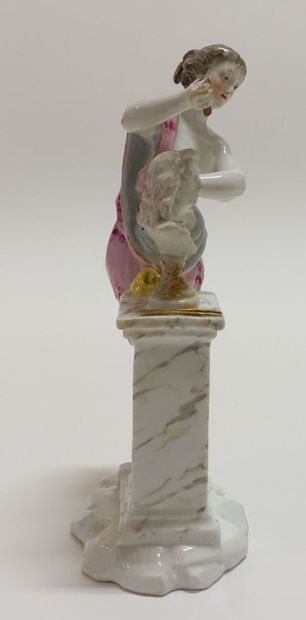 null ANGLETERRE.

Figure en porcelaine représentant la sculpture : une jeune femme,...