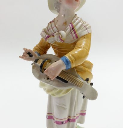 null ALLEMAGNE, Höchst.

Figure représentant une joueuse de vielle à roue debout...