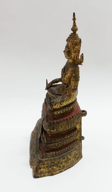 null THAILANDE - Ratanakosin.

Bouddha ratanakosin en bronze laqué or.

(Usures et...