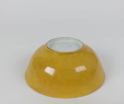 null CHINE - Époque GUANGXU (1875-1908).

Bol en porcelaine émaillée jaune. 

Haut....